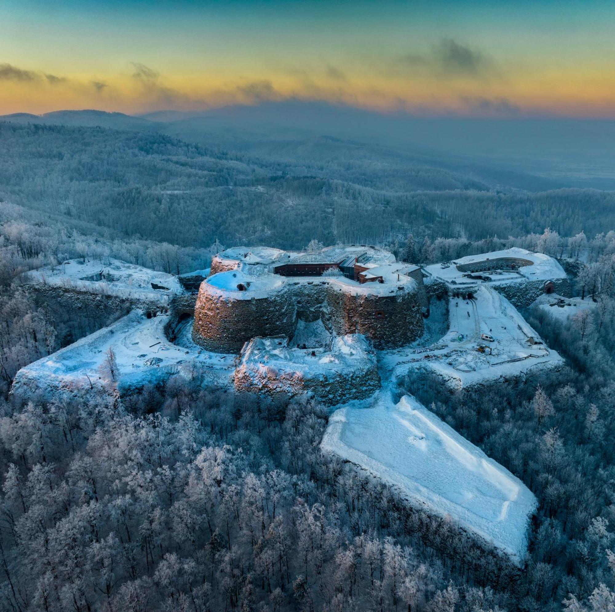 Twierdza Srebrna Gora Donzon Hotel Екстериор снимка