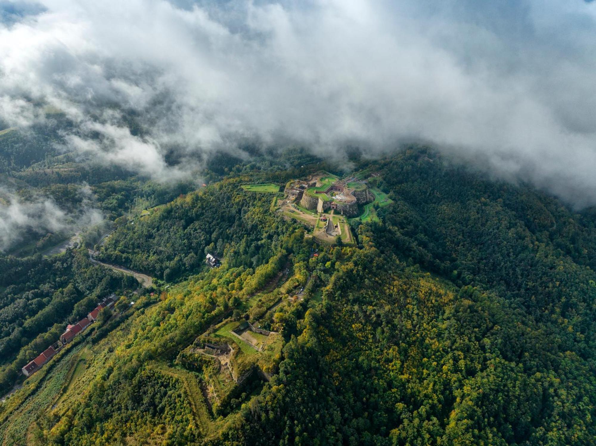 Twierdza Srebrna Gora Donzon Hotel Екстериор снимка